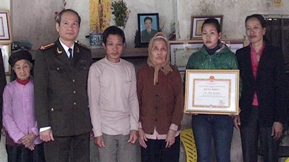 Truy tặng Bằng khen cho công dân dũng cảm ảnh 1