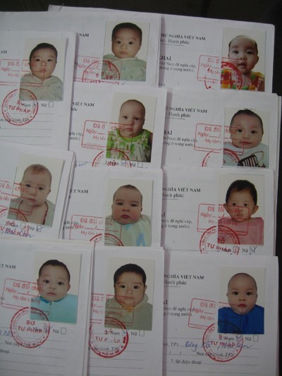 11 cháu bé đoàn tụ gia đình trong vụ mang thai hộ tại Thái Lan ảnh 2