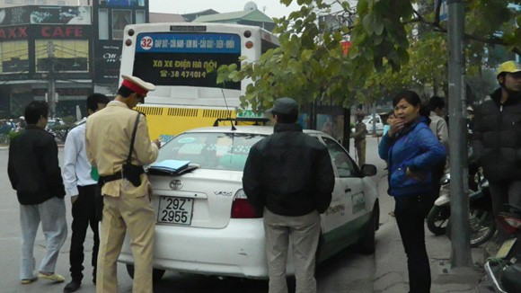 Xe buýt chèn xe taxi: Phạt mỗi xe 10 triệu đồng ảnh 1