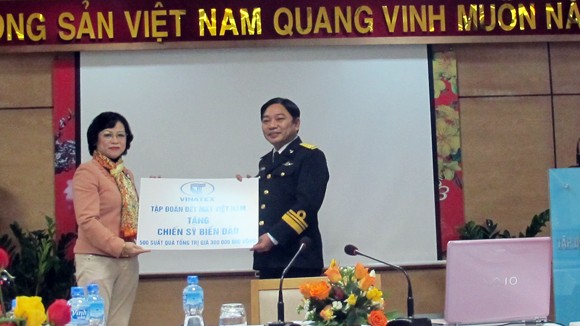 Tập đoàn Dệt May VN tặng quà Tết cho cán bộ, chiến sỹ huyện đảo Trường Sa ảnh 1