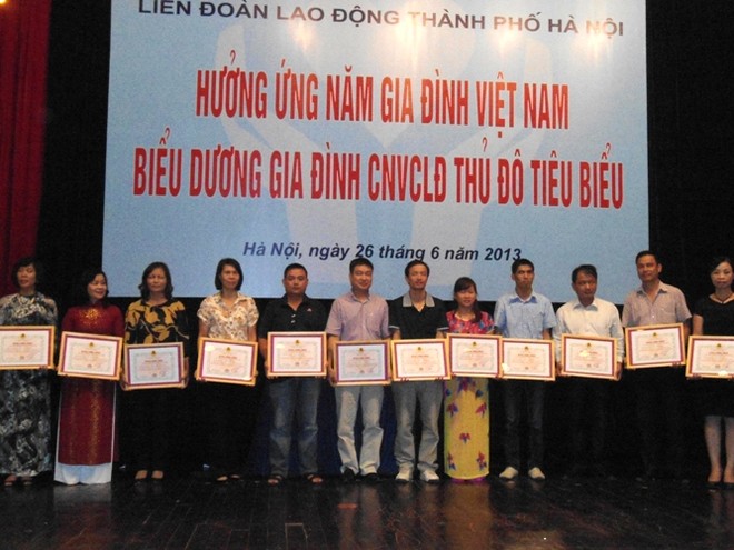 Tôn vinh 100 gia đình công nhân viên chức lao động Thủ đô tiêu biểu 2013 ảnh 1