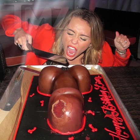 Miley phản cảm bên chiếc bánh hình "cậu nhỏ" tặng bạn trai ảnh 1