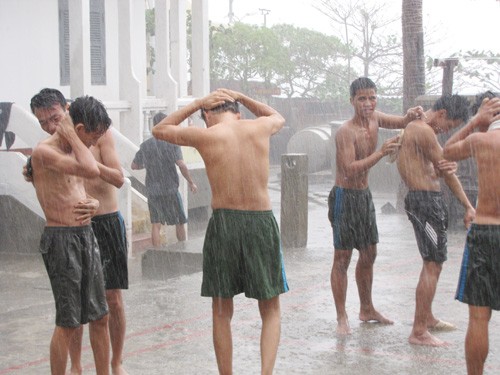 Mong mưa mát lành trên biển ảnh 1