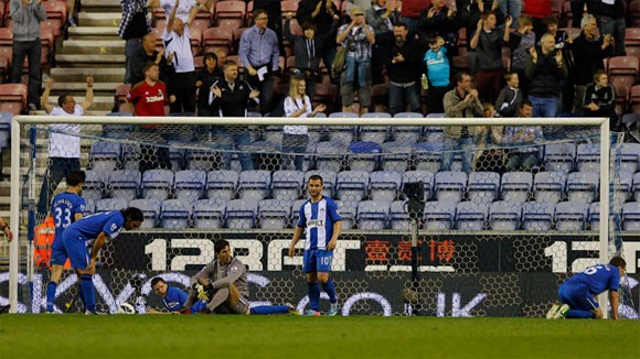 Wigan lâm nguy trong cuộc đua trụ hạng ảnh 2