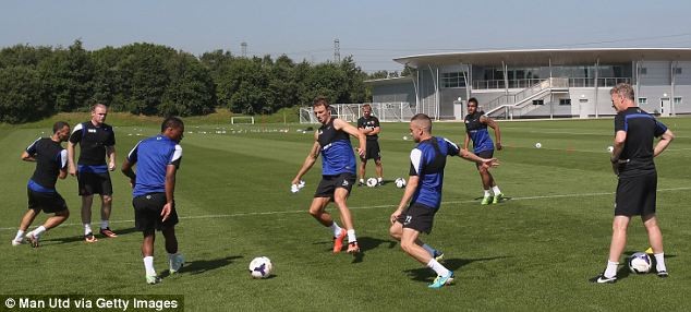 Chùm ảnh: David Moyes trên sân tập tại MU ảnh 1