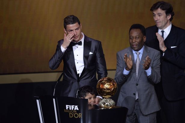Ronaldo chấm dứt sự thống trị của Messi ảnh 1