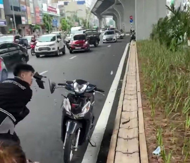 Cơ quan công an điều tra vụ đập xe máy của người đi đường trên phố Trường Chinh ảnh 1