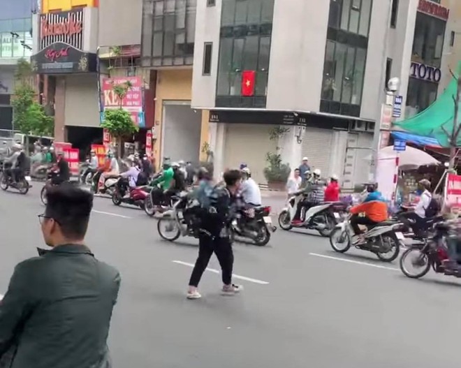 Cơ quan công an điều tra vụ đập xe máy của người đi đường trên phố Trường Chinh ảnh 2