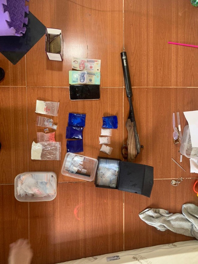 Cặp đôi bố - con chuyên buôn ma túy, tàng trữ súng tự chế ảnh 3