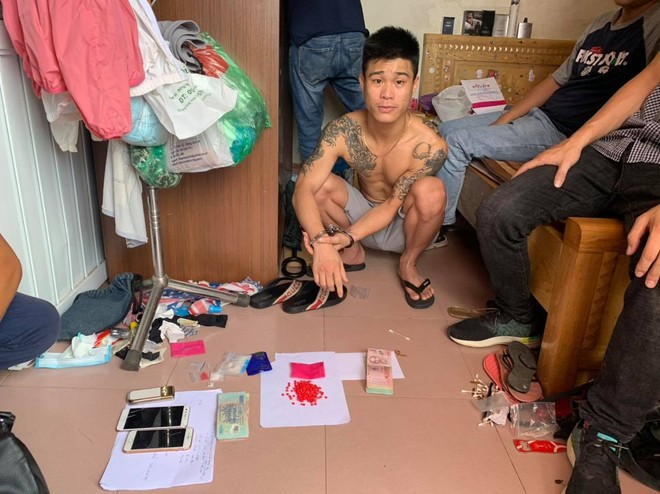 Cặp đôi bố - con chuyên buôn ma túy, tàng trữ súng tự chế ảnh 2