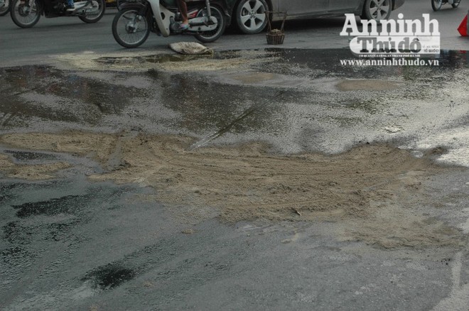 Dầu luyn loang, người dân “trượt băng” trên Quốc lộ 32 ảnh 1