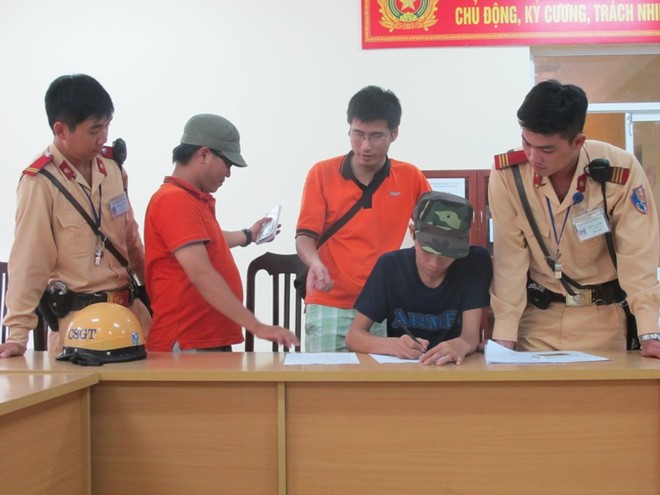 CSGT tìm thấy giấy tờ dự thi thí sinh đánh rơi ảnh 2