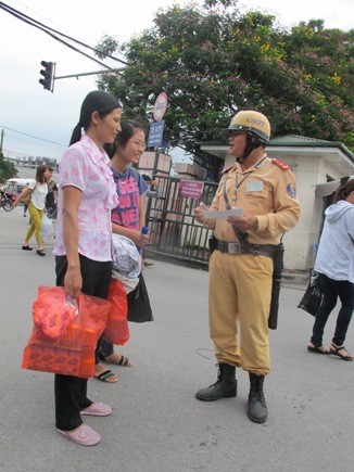 CSGT tìm thấy giấy tờ dự thi thí sinh đánh rơi ảnh 5