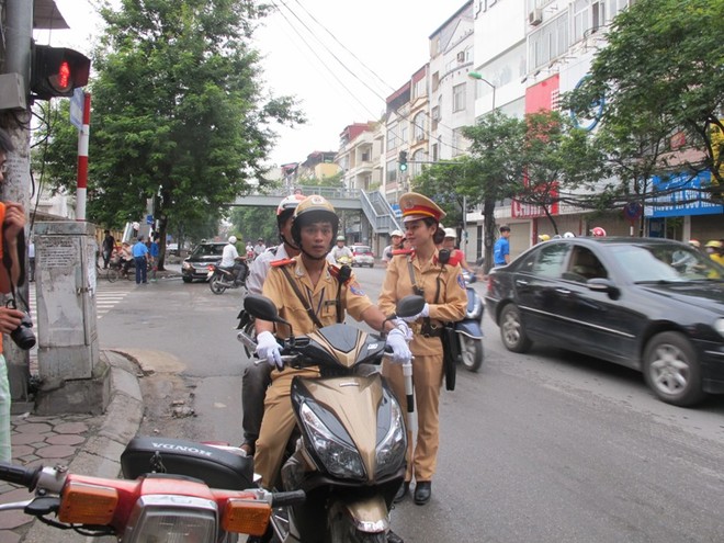CSGT tìm thấy giấy tờ dự thi thí sinh đánh rơi ảnh 4