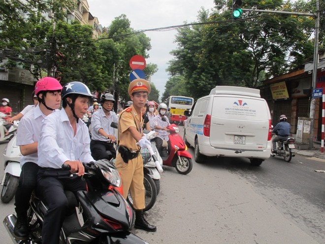CSGT tìm thấy giấy tờ dự thi thí sinh đánh rơi ảnh 1
