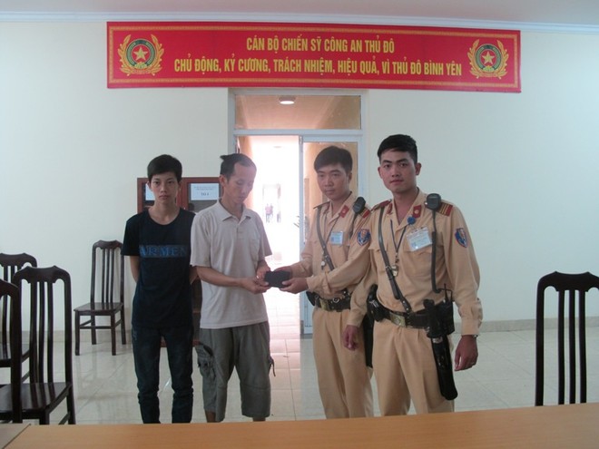CSGT tìm thấy giấy tờ dự thi thí sinh đánh rơi ảnh 3