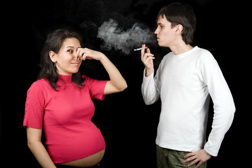 Bố hút thuốc lá, con dễ bị ung thư máu ảnh 1