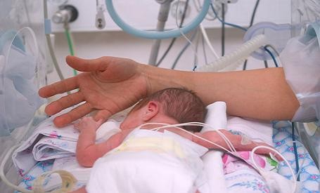 Thụ tinh ống nghiệm, trẻ dễ mắc dị tật bẩm sinh ảnh 1
