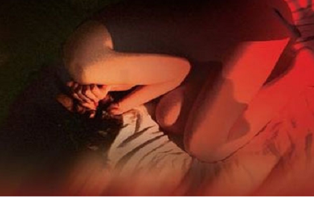 Nữ du khách nằm ngủ cạnh chồng vẫn bị chủ nhà lẻn vào làm bậy ảnh 1