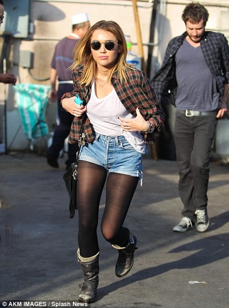 Miley Cyrus thản nhiên “thả rông” dạo phố ảnh 5