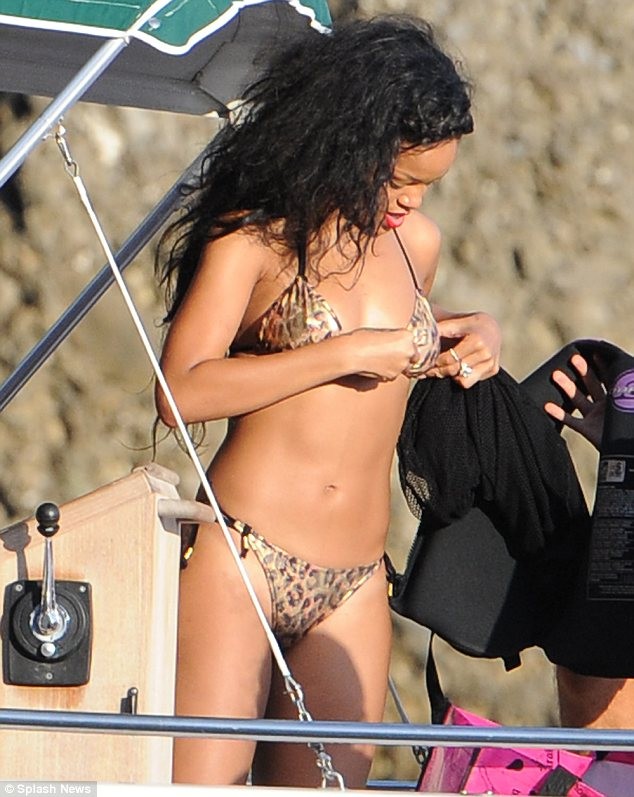 Rihanna diện bikini khoe ngực... phẳng ảnh 5
