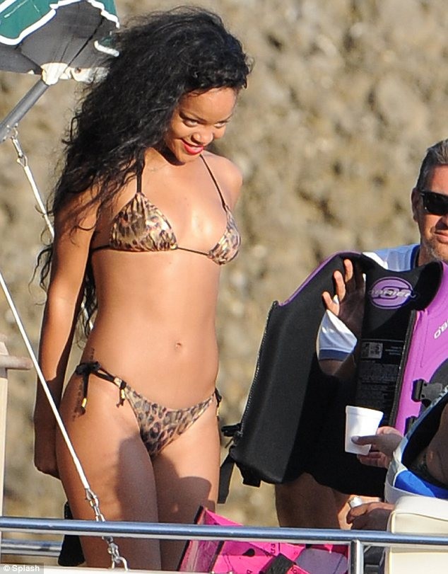 Rihanna diện bikini khoe ngực... phẳng ảnh 4