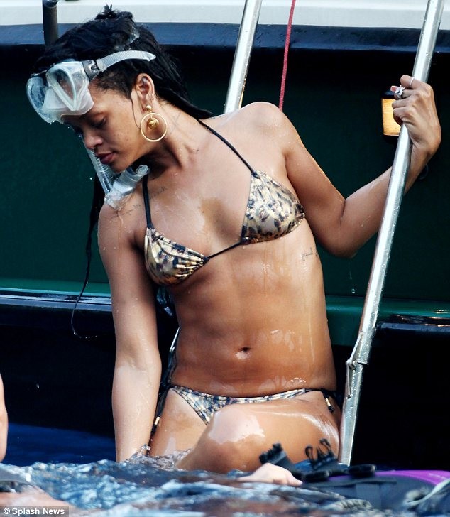 Rihanna diện bikini khoe ngực... phẳng ảnh 3