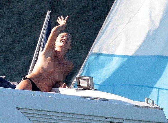 Kate Moss thản nhiên để ngực trần tắm nắng ảnh 1