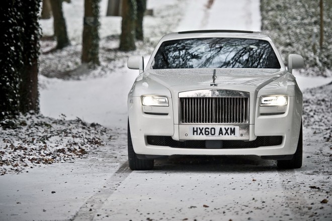 Rolls-Royce Ghost và hàng loạt xe BMW dắt tay nhau