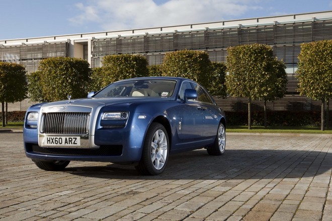 Rolls-Royce Ghost và hàng loạt xe BMW dắt tay nhau