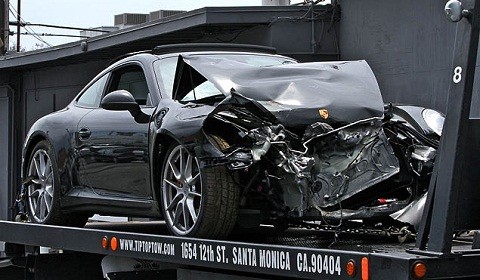 "Tông" vào xe tải - Lindsay Lohan "phá nát" Porsche 911 mới cứng ảnh 1
