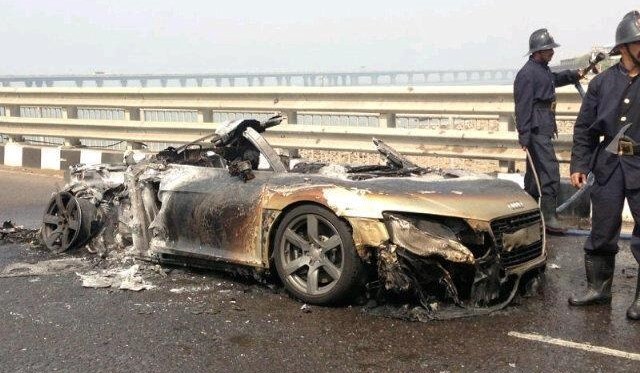 Audi R8 bốc cháy tại Mumbai ảnh 2