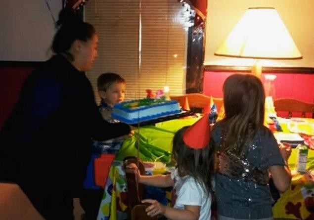 Walmart có thể bị kiện vì bỏ quên dao trong bánh ga-tô ảnh 1