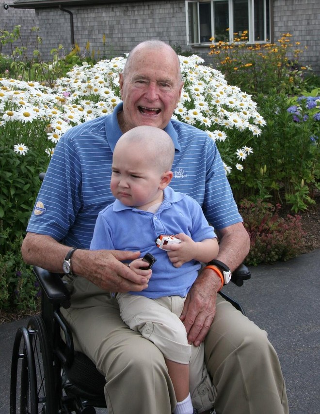 Cựu tổng thống Mỹ George H.W. Bush bất ngờ cạo trọc đầu ảnh 1