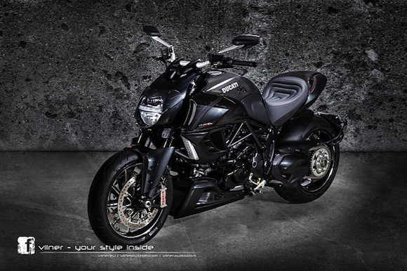 Khẳng định đẳng cấp với “xế nổ” Ducati Diavel bọc da ảnh 1