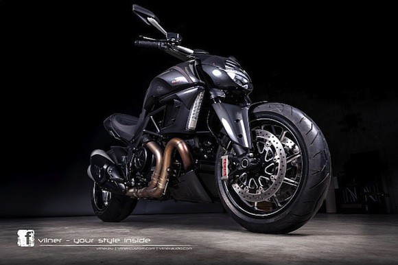 Khẳng định đẳng cấp với “xế nổ” Ducati Diavel bọc da ảnh 3