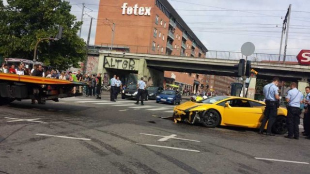 Siêu xe Lamborghini đâm vào trạm xe buýt ảnh 1