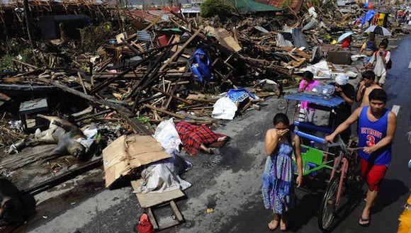Anh, Nga điều máy bay và tàu quân sự tới hỗ trợ Philippines ảnh 1
