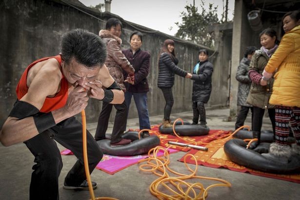 Thổi căng 4 săm ôtô bằng mũi ảnh 1