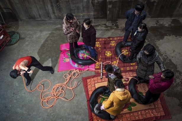 Thổi căng 4 săm ôtô bằng mũi ảnh 2