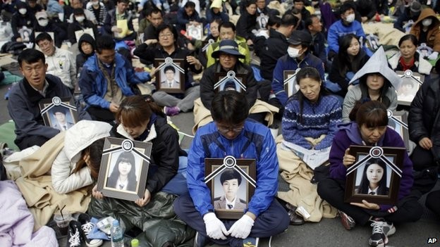 Người nhà nạn nhân thảm hoạ chìm phà Sewol biểu tình ở phủ tổng thống ảnh 1