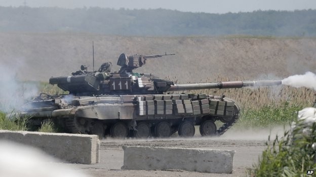 Nga đưa xe tăng tấn công đồn bốt ở miền đông Ukraine? ảnh 1