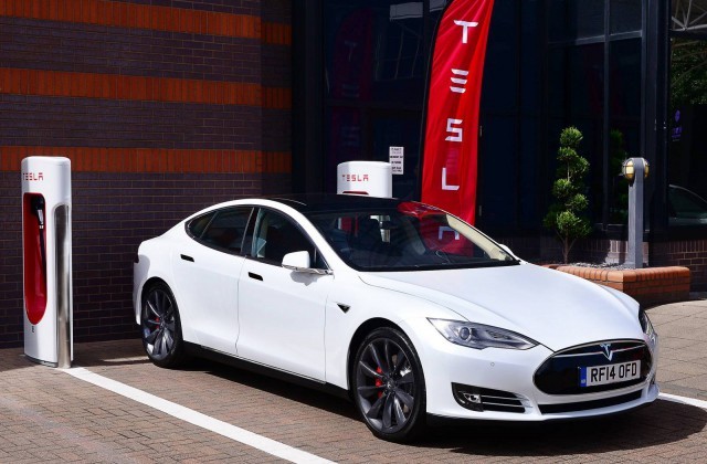 Tesla thuê hacker để củng cố hệ thống điện tử trên xe ôtô ảnh 1