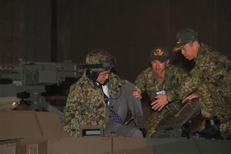 Thủ tướng Shinzo Abe cưỡi xe tăng, hô khẩu hiệu “Nhật Bản bị xâm lược” ảnh 2