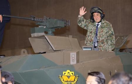 Thủ tướng Shinzo Abe cưỡi xe tăng, hô khẩu hiệu “Nhật Bản bị xâm lược” ảnh 1