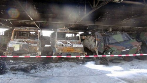 Trại lính Đức bị tấn công, đốt cháy 16 xe quân sự, thiết giáp ảnh 1
