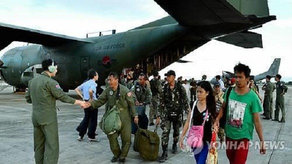 Hàn Quốc triển khai 2 tàu đổ bộ tới giúp Philippines ảnh 1