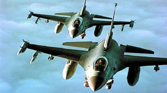 2 chiếc F-16 Thổ Nhĩ Kỳ truy đuổi 1 chiếc Su-24 của Syria ảnh 1