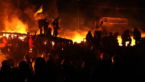 Phần tử cực đoan Ukraine ra sức khiêu khích cảnh sát dùng vũ lực ảnh 1