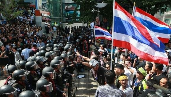 Thái Lan: Thủ lĩnh biểu tình bị bắn chết, Chính phủ quyết không hoãn bầu cử ảnh 1